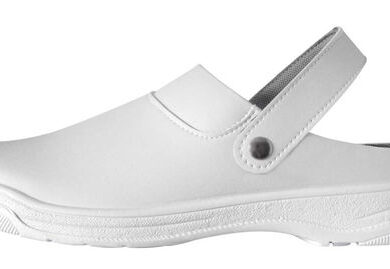 Valkoiset työkengät takaremmillä